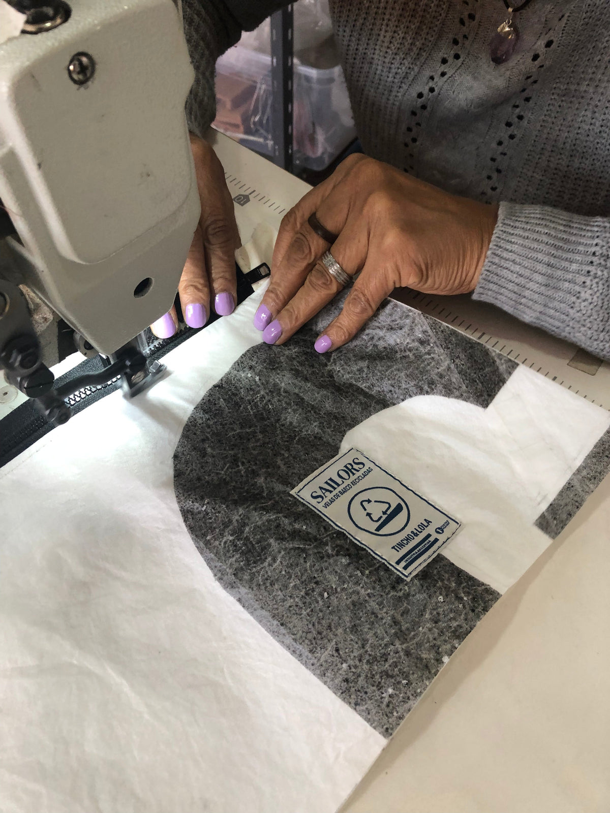Qué es el upcycling y cómo se aplica a la fabricación de mochilas y bolsos